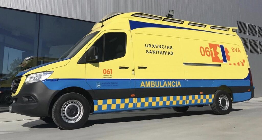 Operarios manipulando máquina elevadora industrial T-400 con cables expuestos y señal de peligro por alta tensión