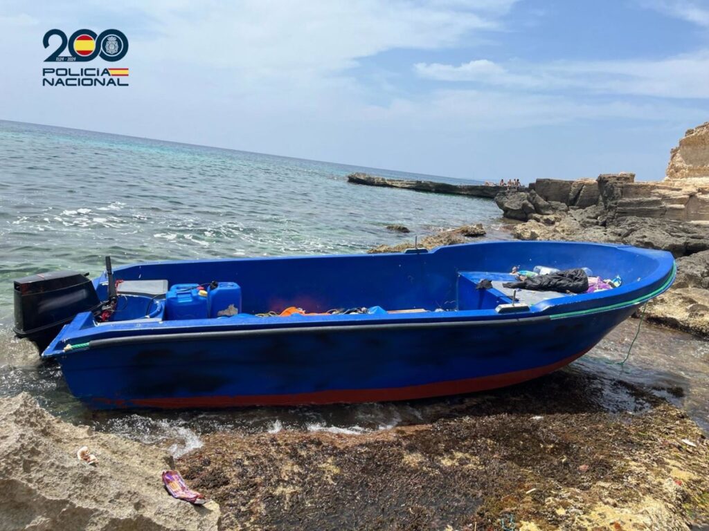 Patera con migrantes rescatados cerca de Formentera tras cruzar el Mediterráneo en condiciones extremas