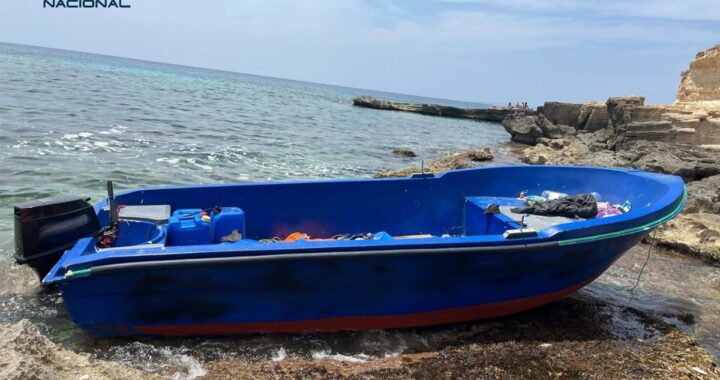 Patera con migrantes rescatados cerca de Formentera tras cruzar el Mediterráneo en condiciones extremas