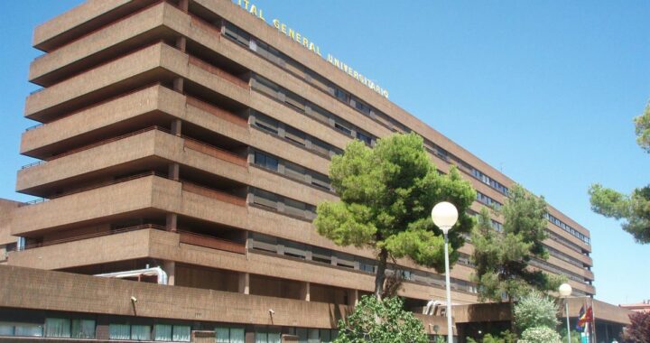 Trabajador herido junto a neumático reventado en taller mecánico con equipos de emergencia