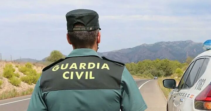 Agentes de la Guardia Civil practicando RCP a un conductor en el arcén de la N-2, con helicóptero medicalizado aterrizando al fondo
