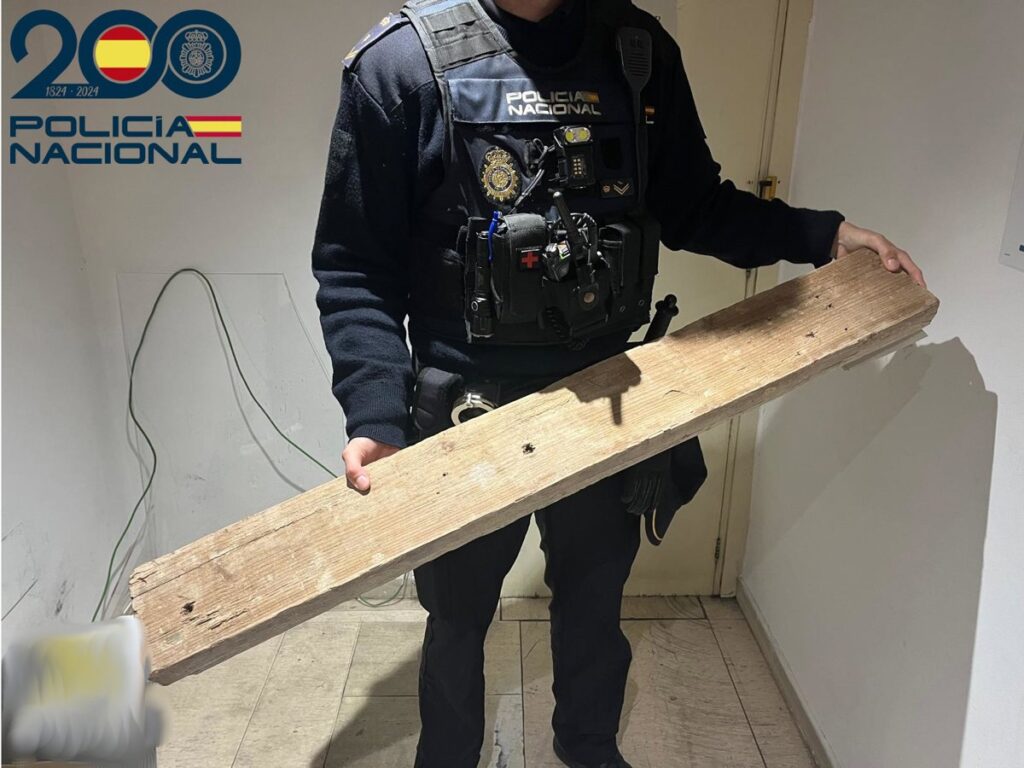 Tablón de obra de 1,8m roto junto a coches con lunas destrozadas en Palma de madrugada