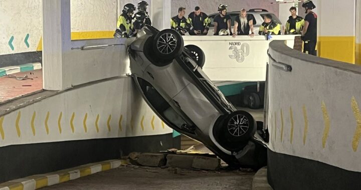 Coche destrozado boca abajo tras caer entre plantas en parking con fallos estructurales en Madrid