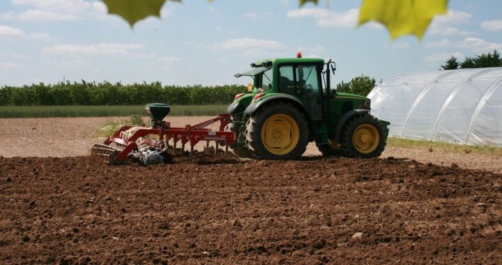 Tractor antiguo volcado en camino rural de Alicante tras accidente laboral con herido grave
