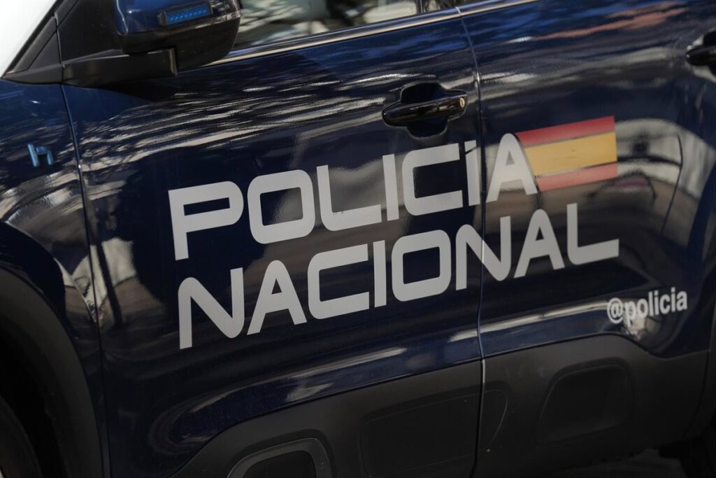Carrito de bebé lleno de cosméticos robados en centro comercial, usado por banda con menores