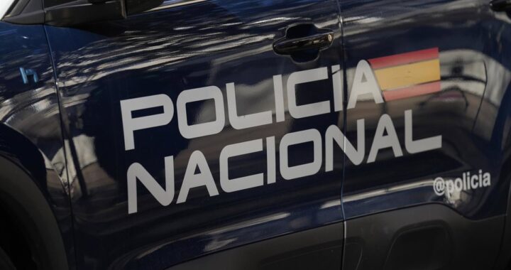 Carrito de bebé lleno de cosméticos robados en centro comercial, usado por banda con menores