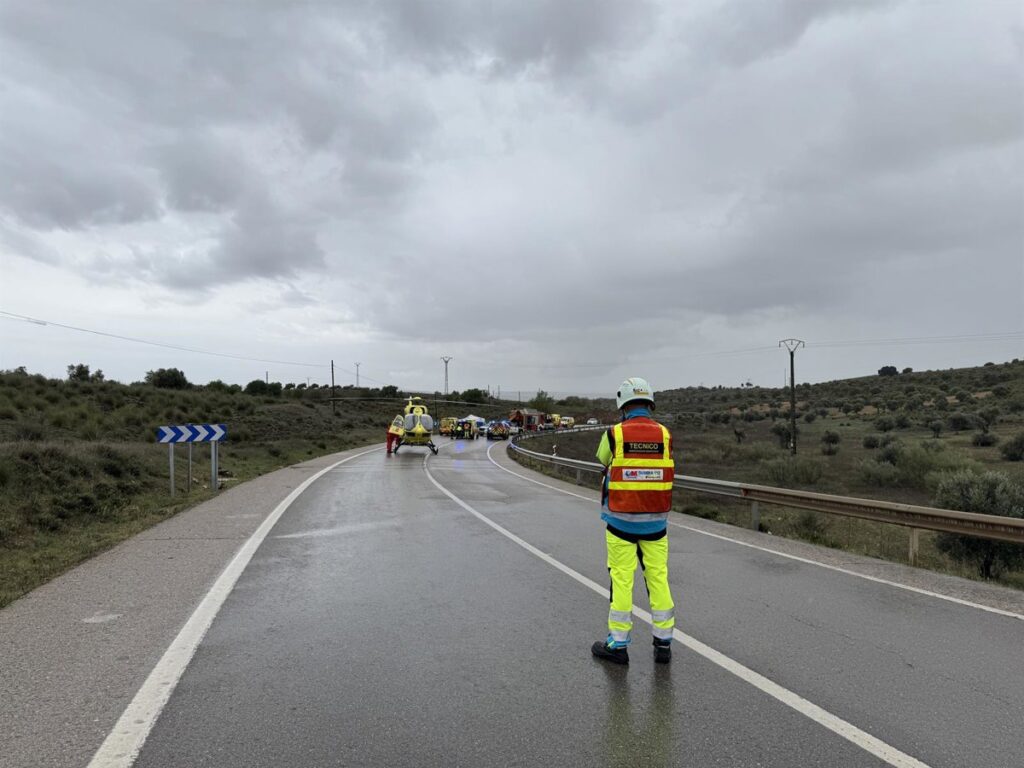Furgoneta destrozada tras choque frontal en la M-311 con bomberos realizando excarcelación de urgencia