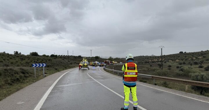 Furgoneta destrozada tras choque frontal en la M-311 con bomberos realizando excarcelación de urgencia
