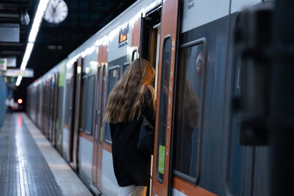 Trenes detenidos en estación de L6 por fallo eléctrico que paralizó Barcelona durante 51 minutos