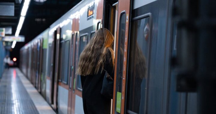 Trenes detenidos en estación de L6 por fallo eléctrico que paralizó Barcelona durante 51 minutos