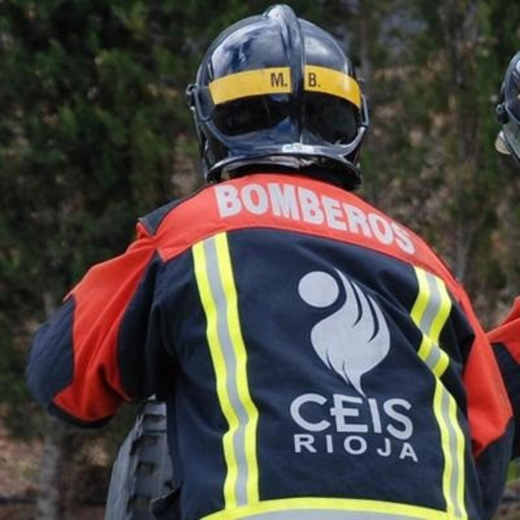 Bomberos extinguiendo llamas junto a residencia de ancianos por chispas de obra cercana