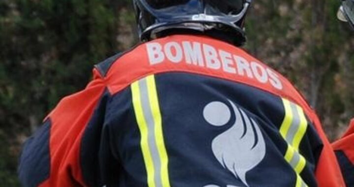 Bomberos extinguiendo llamas junto a residencia de ancianos por chispas de obra cercana