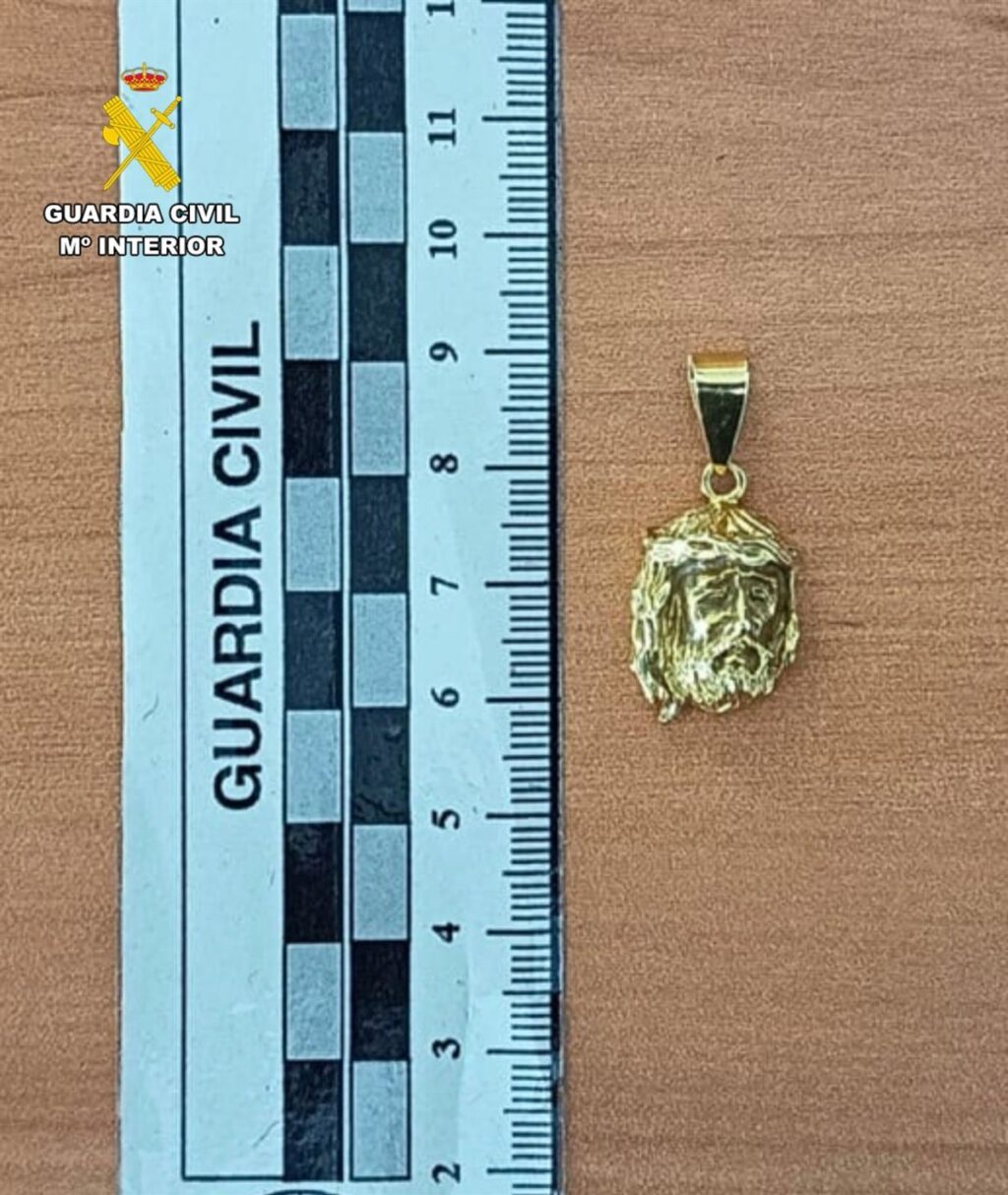 Busto de Cristo de oro recuperado por la Guardia Civil tras robo violento en Azuqueca