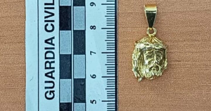 Busto de Cristo de oro recuperado por la Guardia Civil tras robo violento en Azuqueca