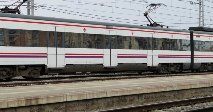 Vías de tren vacías en Arenys de Mar por corte técnico en la R1 con autobuses alternativos al fondo