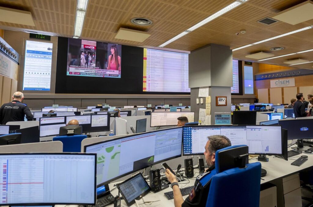 Maqueta del CISEM de Hortaleza con paredes de hormigón de 1,2m y satélite VSAT de 3,4m para emergencias