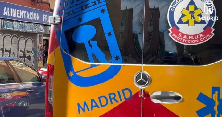 Escena nocturna en Usera con policía y ambulancia tras ataque con 4 puñaladas a hombre de 44 años
