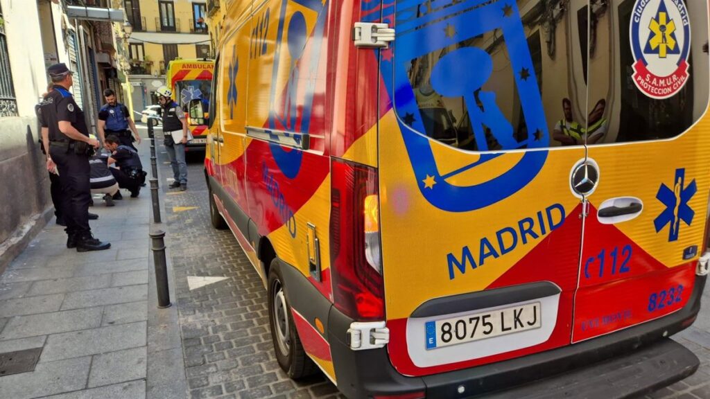 Agente de policía acordonando calle Larra en Madrid tras apuñalamiento a plena luz del día con arma blanca
