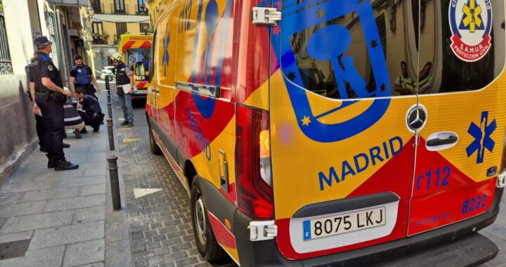 Agente de policía acordonando calle Larra en Madrid tras apuñalamiento a plena luz del día con arma blanca