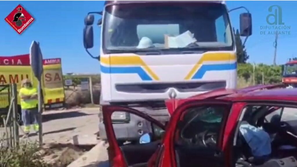Camión hormigonera y coche destrozado tras choque frontal en la CV-940 cerca de Los Monasterios