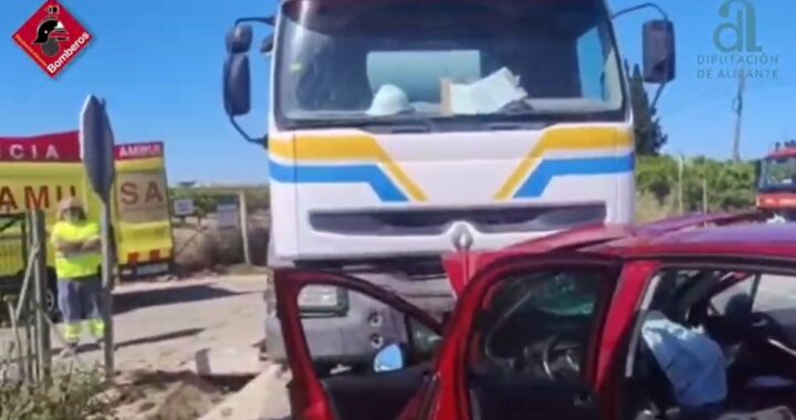 Camión hormigonera y coche destrozado tras choque frontal en la CV-940 cerca de Los Monasterios