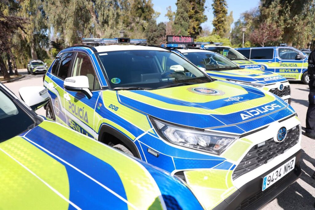 Coche accidentado tras persecución policial en Sevilla por conductor sin carné a alta velocidad