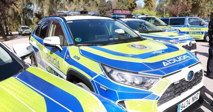 Coche accidentado tras persecución policial en Sevilla por conductor sin carné a alta velocidad