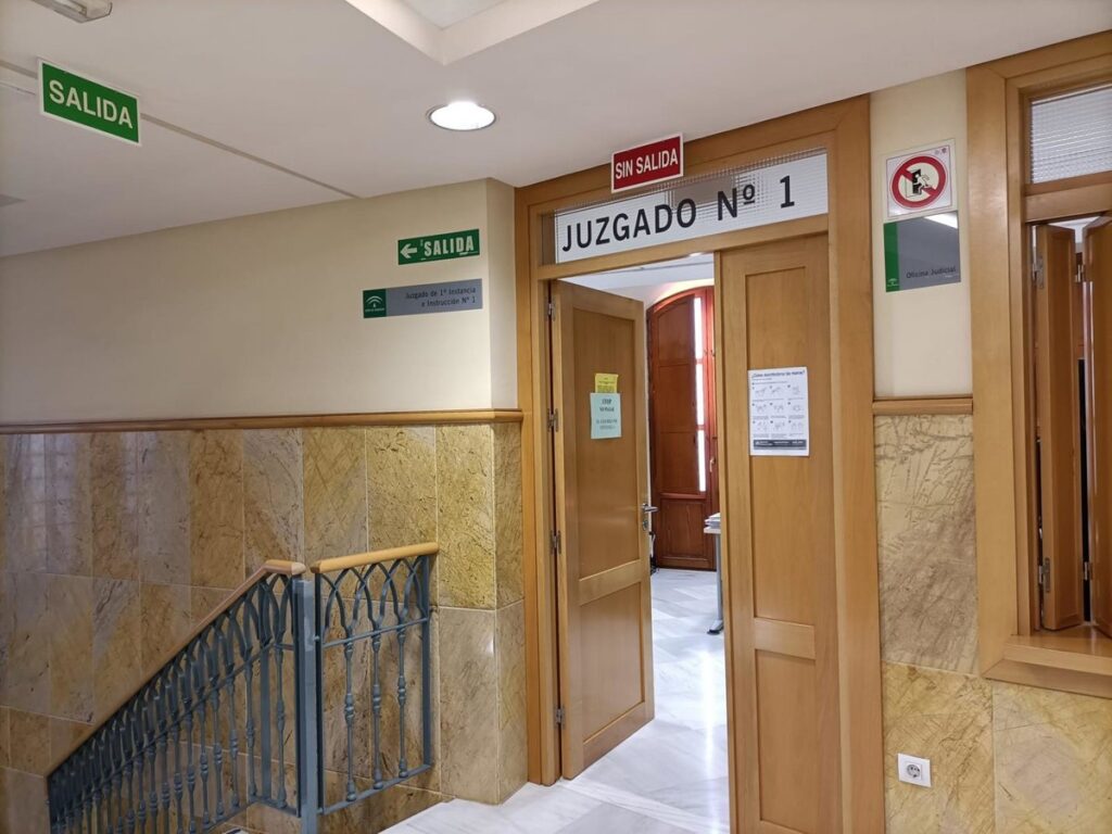 Pistola de gran calibre y arma de fogueo incautadas tras tiroteo en taller mecánico de Adra