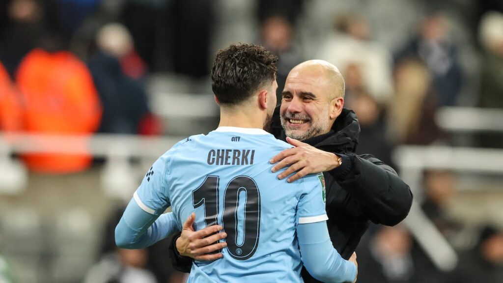 Rayan Cherki gambeteando a dos rivales con Guardiola observando desde el banco, estilo callejero puro