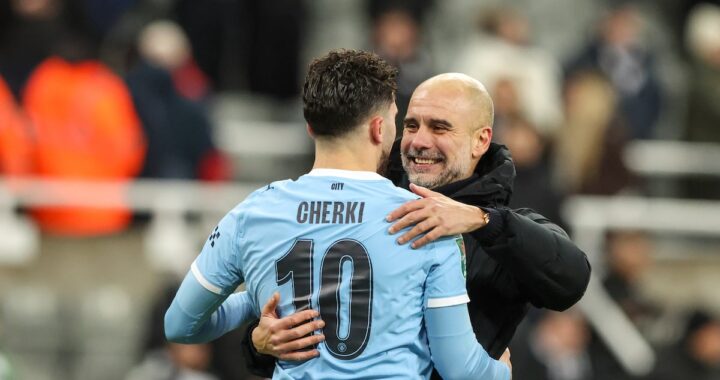 Rayan Cherki gambeteando a dos rivales con Guardiola observando desde el banco, estilo callejero puro