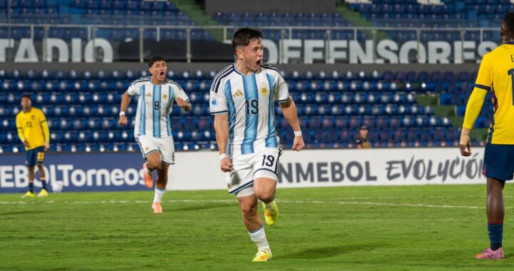Celebración del equipo argentino Sub 17 tras marcar el 3-1 a Ecuador en semifinales del Sudamericano 2026