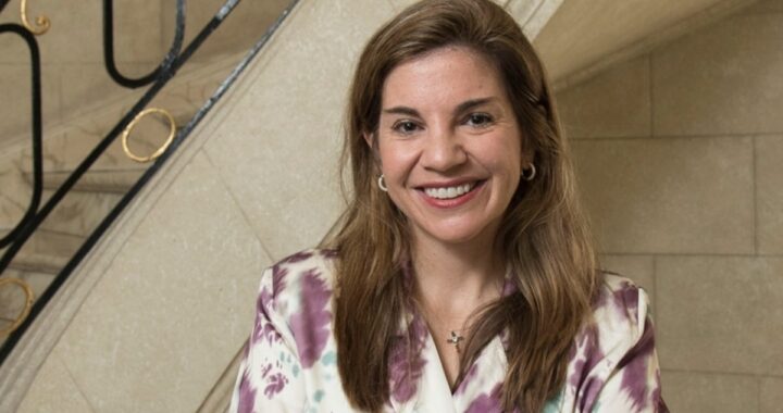 Marian Rojas Estapé en conferencia alertando sobre riesgos de usar IA para terapia y salud mental con gráficos de estudios médicos