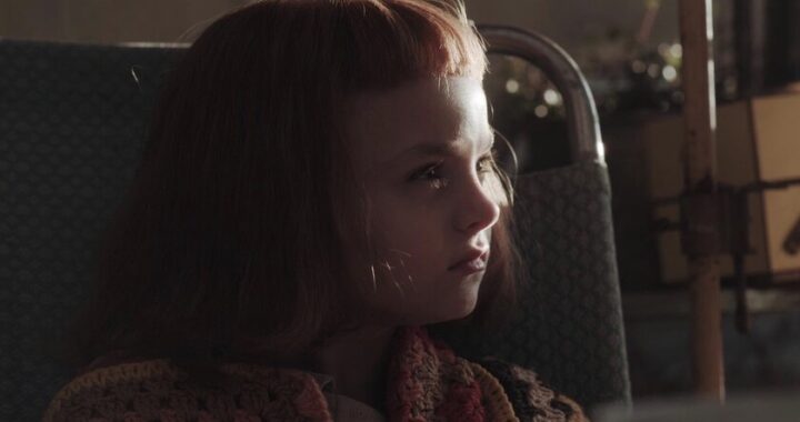 Anya Taylor-Joy como Beth Harmon analizando un tablero de ajedrez en escena clave de 'Gambito de dama' con expresión de concentración intensa