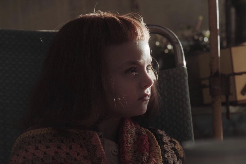 Anya Taylor-Joy como Beth Harmon analizando un tablero de ajedrez en escena clave de 'Gambito de dama' con expresión de concentración intensa