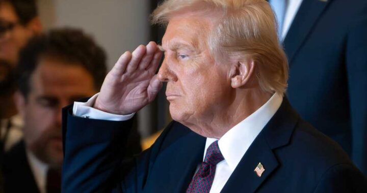 Kevin Warsh jurando como presidente de la Fed en ceremonia atípica dentro de la Casa Blanca, con Trump observando