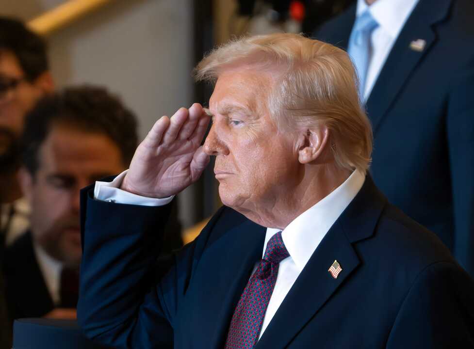 Kevin Warsh jurando como presidente de la Fed en ceremonia atípica dentro de la Casa Blanca, con Trump observando