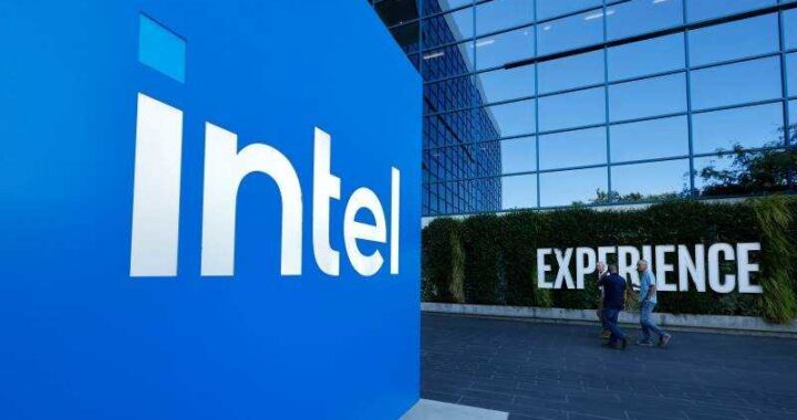 Gráfico bursátil de Intel con alza del 10% tras rumores de fabricación de chips para Apple en planta estadounidense