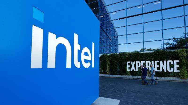 Gráfico bursátil de Intel con alza del 10% tras rumores de fabricación de chips para Apple en planta estadounidense