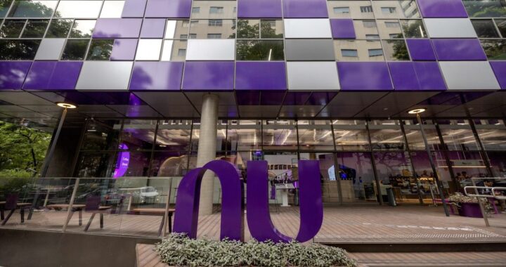 Gráfico de caída bursátil de Nubank con datos de morosidad del 6,5% y alerta de riesgo similar a Credicorp 2022