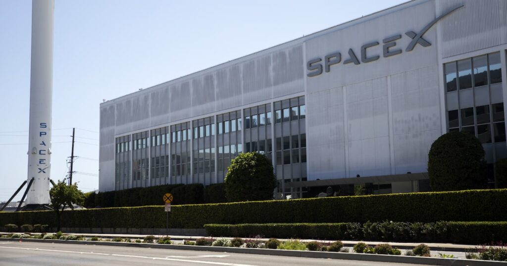 Cartel de SpaceX en Hawthorne con logo de Starlink y cohete Starship al fondo, abril 2026