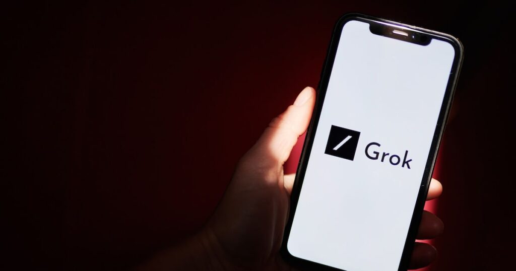 Interfaz de Grok Build analizando código frente a logo de Claude en pantalla dividida con métricas de rendimiento