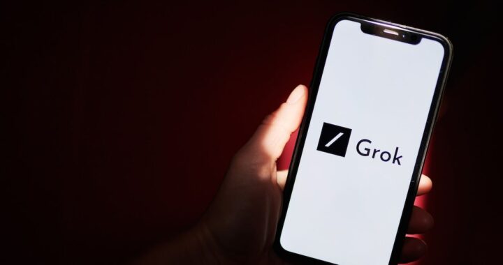Interfaz de Grok Build analizando código frente a logo de Claude en pantalla dividida con métricas de rendimiento