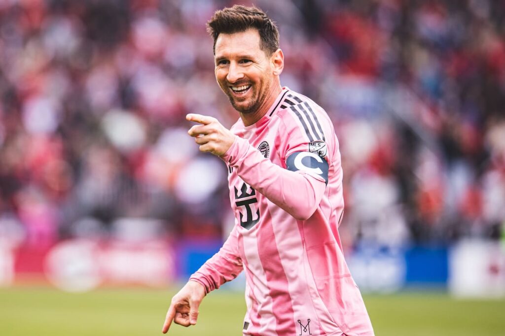 Lionel Messi celebra un gol con la camiseta de Inter Miami, mostrando su forma física a 33 días del Mundial 2024