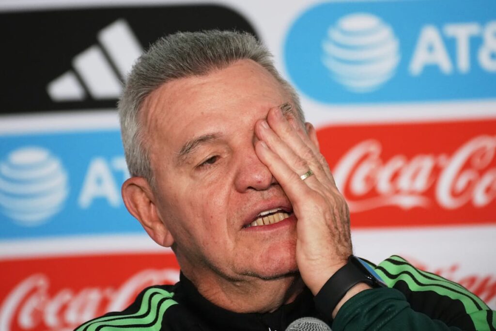Javier Aguirre en conferencia de prensa con gesto serio, señalando con dedo: 'Sin jugadores de Chivas o América, no hay Mundial 2026'