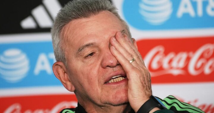 Javier Aguirre en conferencia de prensa con gesto serio, señalando con dedo: 'Sin jugadores de Chivas o América, no hay Mundial 2026'