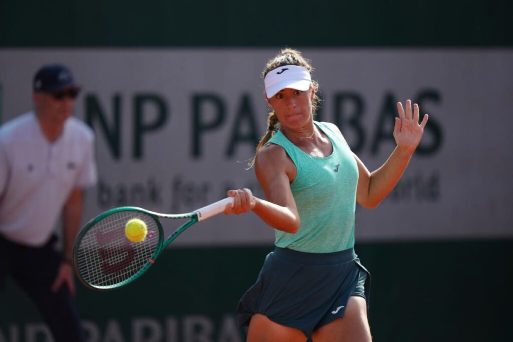 Solana Sierra celebra su victoria en Roland Garros tras un revés paralelo ganador contra Jasmine Paolini en el court Suzanne Lenglen