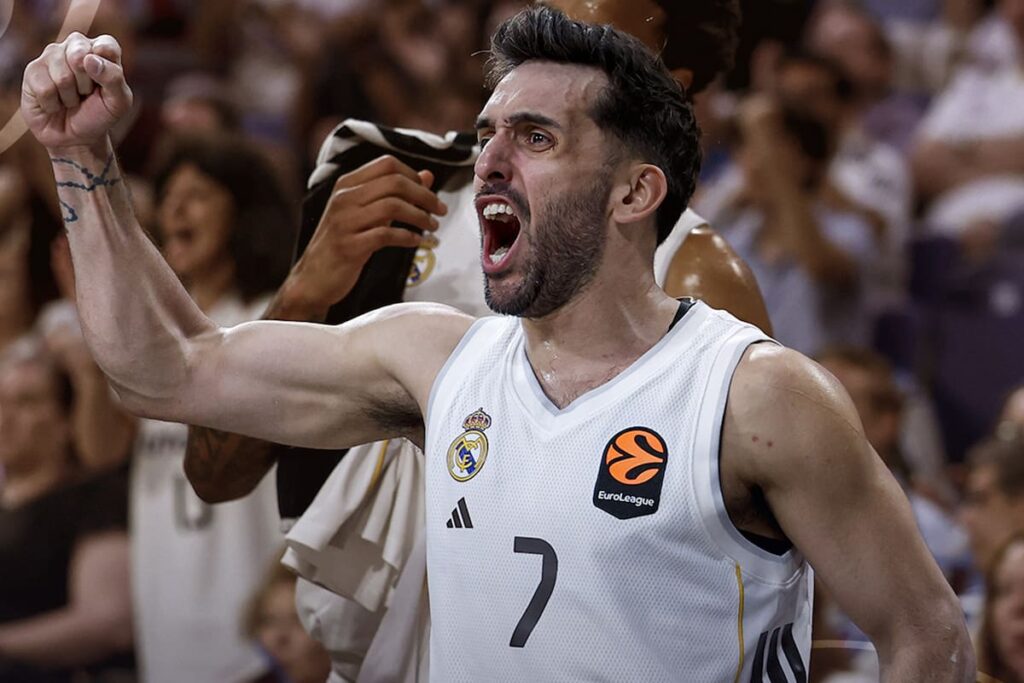 Facundo Campazzo celebra tras anotar 23 puntos en la Euroliga con el Real Madrid, mostrando su nuevo festejo del 'teléfono descolgado'
