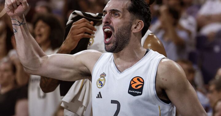Facundo Campazzo celebra tras anotar 23 puntos en la Euroliga con el Real Madrid, mostrando su nuevo festejo del 'teléfono descolgado'