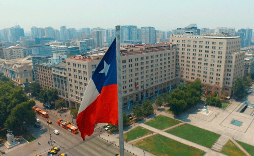 Bandera rusa ondeando frente a edificio del Ministerio de Exteriores con tono solemne tras expulsión de diplomáticos alemanes