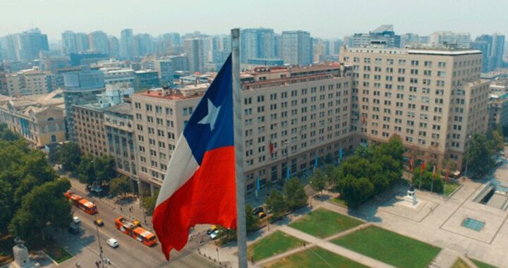 Bandera rusa ondeando frente a edificio del Ministerio de Exteriores con tono solemne tras expulsión de diplomáticos alemanes